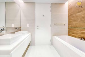 3 Bedroom With Sea View From Balcony andRooms