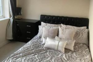 Charming House with Garden - Sleeps 6 & Parking