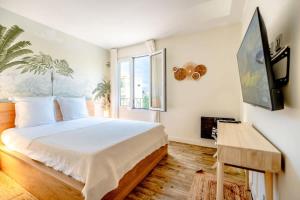 La Florida l Terrace & Beach l Shellter Rentals