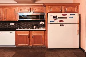 NY - NJ Tennis Suites - Sleeps 40 - 15 Mins to NYC