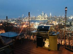 Mega Stunning Skyline View - APT 4-5 Combination - 6 Bedroom - Sleeps 25 - 15 mins to NYC