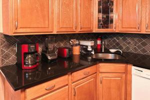 Expedient Stay - Ground Floor - 2 Bedroom - 15 Mins to NY