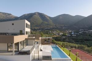 Dias Villa, Tennis, 2Pools, Walk to Beach & Shops, By ThinkVilla