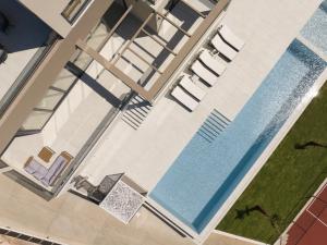 Dias Grand Villa, 2 Pools, Seaviews, Tennis & Gym, By ThinkVilla
