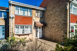 Elstree Hse Contractors Relocator family Free Parking Industrial Area - Redbourn