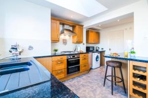 Elstree Luxury Hse Contractors, Family, Industrial Area Harry Porter