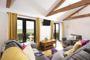 Hot Tub Bungalow - Close to Portreath - Free WiFi - Free Parking - Pet Friendly