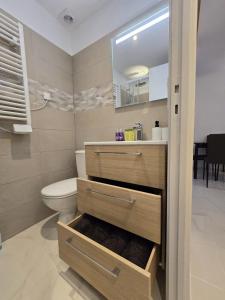 LAlphonse l Near the Port l Shellter Rentals