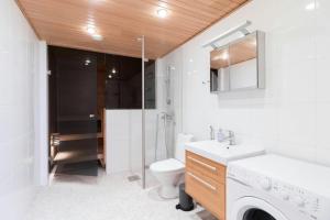 Spacious Apartment for 4 with Sauna in Kamppi