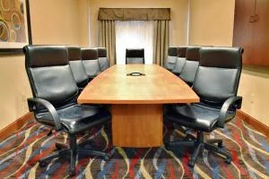 镇中心智选假日套房酒店 - 伊姆派瑞尔