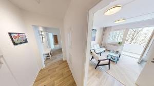 FeWo mit bodengleicher Dusche, 170m bis zur Bahnhaltestelle Linie 5, WLAN