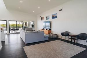 Pumicestone Paradise, Waterfront, sleeps 10, Meldale