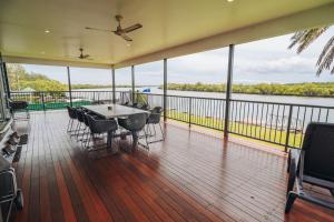 Pumicestone Paradise, Waterfront, sleeps 10, Meldale