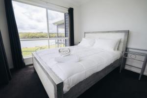 Pumicestone Paradise, Waterfront, sleeps 10, Meldale
