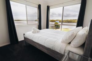 Pumicestone Paradise, Waterfront, sleeps 10, Meldale