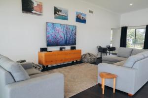 Pumicestone Paradise, Waterfront, sleeps 10, Meldale