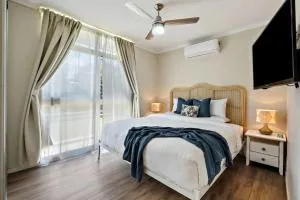Bay Breeze - Sleeps 4 - Walk to Bay - Deception Bay