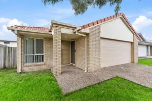 Urban Escape Spacious Home in Rothwell Sleeps 8 - Deception Bay