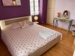 Maison de ville avec parking gratuit - Chichée