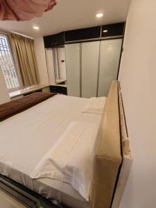 Spacious Garden Facing 2 BHK in Sanpada 5 mins from DY Patil Stadium