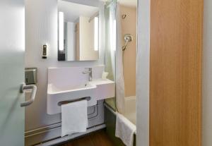 Hotels B&B HOTEL Toulouse Cite de l'Espace Mouchotte : photos des chambres