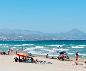 Beachfront apartments for 12 guests in Alicante - By Welcomely