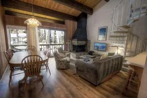 Spiral Staircase home - Кингс-Бич