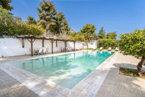 The House of Gratitude - Poolside Retreat