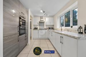 4-BR House By Townhouse Stays Short Lets & Serviced Accommodation in Birmingham with Free Parking, Garden & WiFi