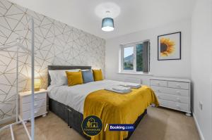 4-BR House By Townhouse Stays Short Lets & Serviced Accommodation in Birmingham with Free Parking, Garden & WiFi