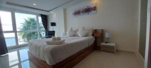 Grand Avenue Pattaya, Luxury condo, 50sqm, pool view