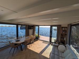Surla Houseboat "Walvis" Kagerplassen