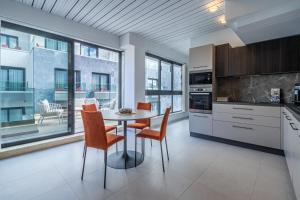 Designer seaside 2BR APT with WIFI and AC & comfy beds by 360 Estates