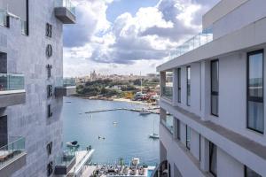 Designer seaside 2BR APT with WIFI and AC & comfy beds by 360 Estates