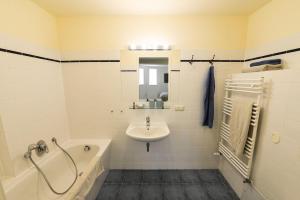 Gutshaus-Grubnow-Ferienwohnung-2-am-Wasser-Sauna-und-WLAN-incl