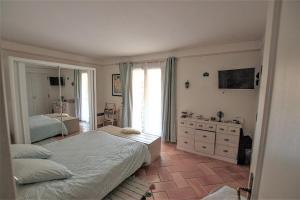 Maisons de vacances Maison avec piscine privee et jardin vue montagnes : photos des chambres