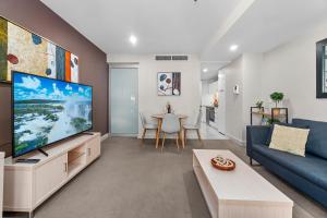 Ultima Escapes - Glenelg Beachfront Bliss - Direct Beach Access, Pool, Gym, Free Parking, Wi-Fi