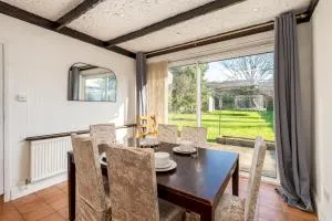 Charming Family-Friendly Home Pass the Keys - 布希