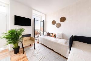 Riverfront Elegance 41BR Spacious Retreat