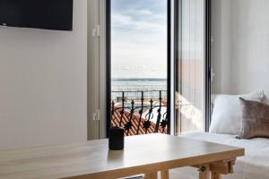 Riverfront Elegance 41BR Spacious Retreat