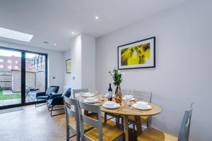 4 Bed House-2 Parking spaces-Vibrant location