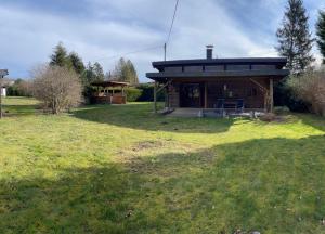 Urige Blockhütte direkt am Waldrand