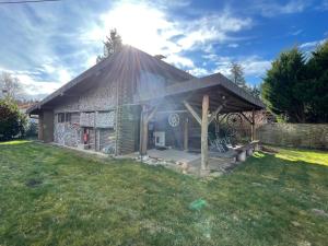 Urige Blockhütte direkt am Waldrand