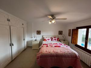 Villa with Private Pool & BBQ, Close to the Beach