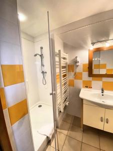 B&B / Chambres d'hotes Le Clos de la Barre- Chambres d'hotes de charme en Normandie-BASLY-Proche plage debarquement : Chambre Double ou Lits Jumeaux Supérieure - Vue sur Jardin