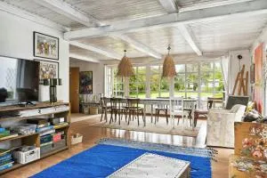 By The Bay A Thatched House Lies So Beautifully - Føns