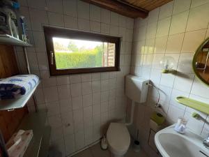 Urige Blockhütte direkt am Waldrand