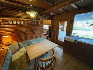 Urige Blockhütte direkt am Waldrand