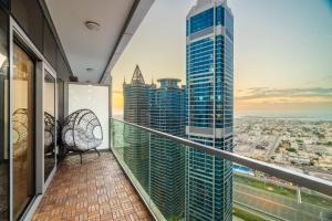 5 Star Rooftop Infinity Pool with Burj Khalifa Views