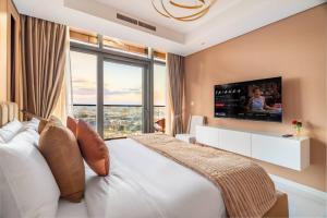 5 Star Rooftop Infinity Pool with Burj Khalifa Views